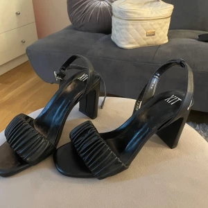 Svarta klackar - Svarta klackar, använda fåtal gånger. 