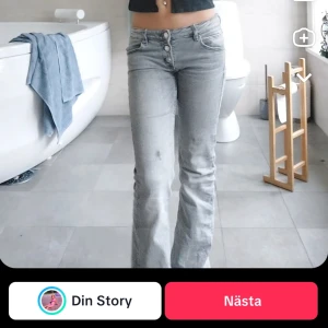 Grå bootcut jeans Gina Tricot 152 - Snygga grå jeans från Gina Tricot i storlek 152. Modellen har bootcut-ben, låg midja och klassisk femficksdesign. Jeansen är i stretchigt denim med knäppning framtill och passar perfekt till en trendig vardagslook. Med original pris 650kr. Kan diskutera priset 