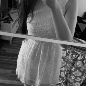 Vit spetsklänning från ONLY, XL - Superfin vit kortklänning från ONLY i storlek XL. Klänningen har ärmlös design, markerad midja och vackert broderat spetsmönster med rund hals. Perfekt för sommarens alla tillfällen och ger en fräsch och romantisk look. Säljes då jag inte använder den och tycker att den är lite för kort för mig, jag är ungefär 182cm lång.