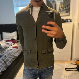Massimo Dutti stickad cardigan  - Otroligt fet stickad cardigan från Massimo Dutti, priset kan såklart diskuteras!