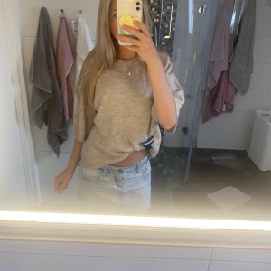 Beige stickad tröja med kort ärm - Kontakta mig gärna vid frågor och jag brukar ha S som referens❤️Kolla även gärna i min profil för fler plagg❤️