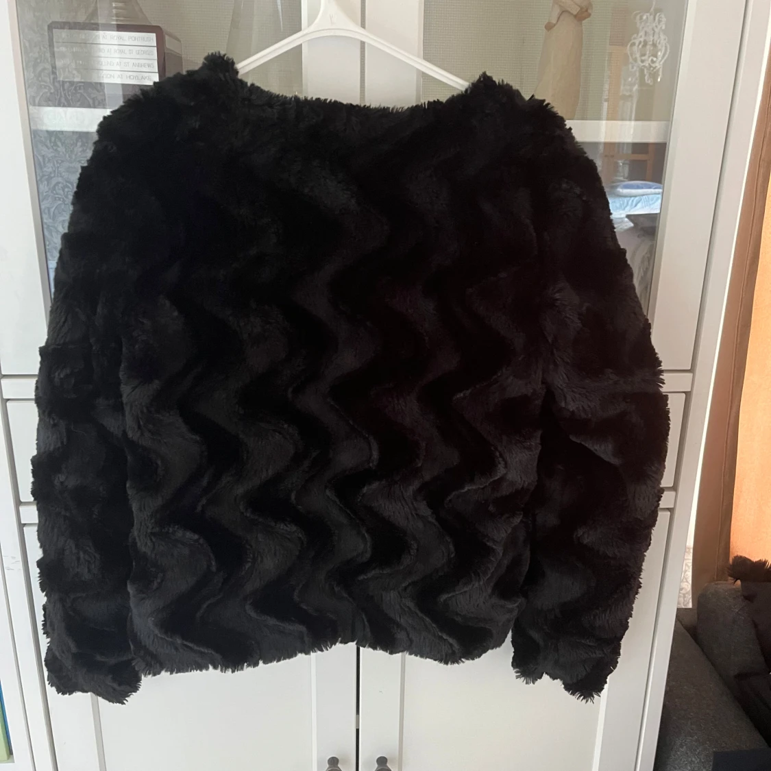 Svart pälsjacka från Vero Moda  - 1