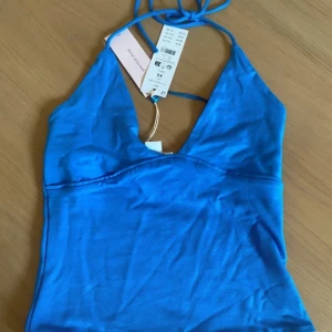Blå topp!! - Suuuperfin topp från ginatricot!! Köpte den för några månader sedan men har tyvärr aldrig kommit till användning. Den är alltså helt ny med prislappen kvar🫶 är i strl xs!!!