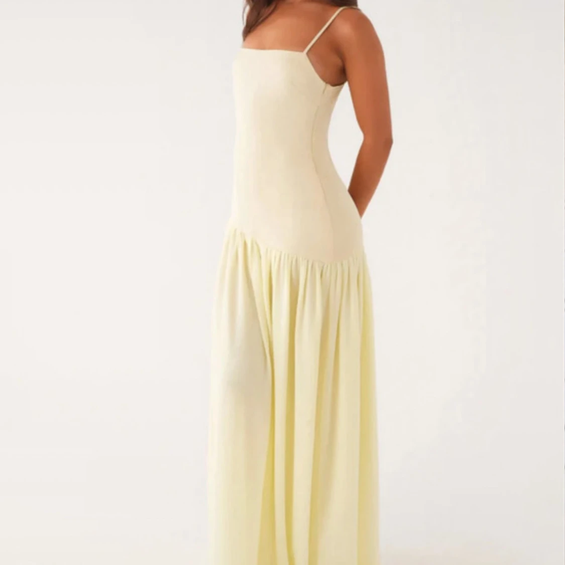 Ljusgul långklänning med smala axelband - 2