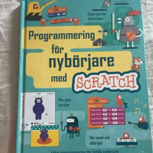 Programmering för nybörjare med Scratch - Perfekt bok för dig som vill lära dig programmera från grunden! Med färgglada illustrationer och enkla steg-för-steg-instruktioner lär du dig skapa spel, animationer och musik med Scratch. Passar både unga och unga vuxna som är nyfikna på kodning.
