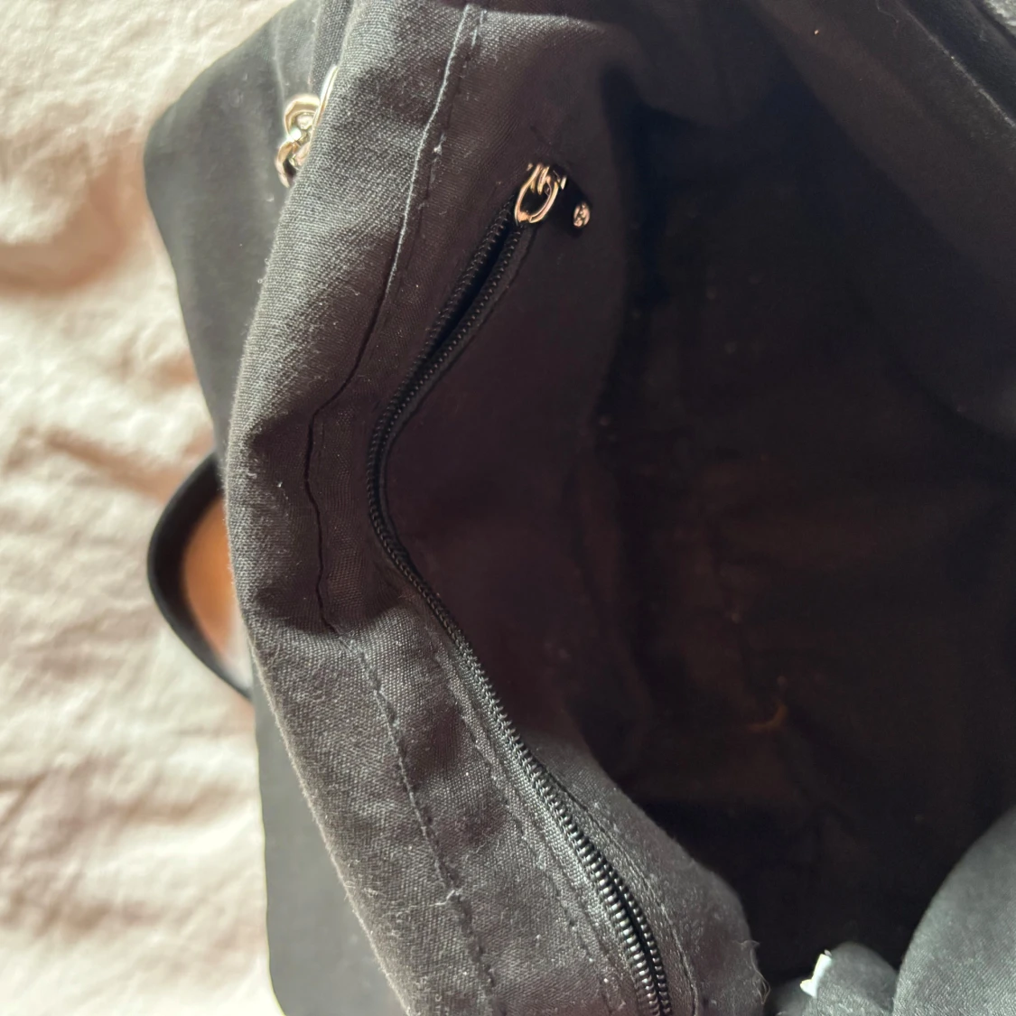 Svart quiltad axelväska med kedja - 2