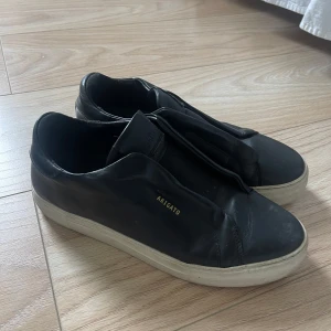 Svarta sneakers från Axel Arigato - skor från axel arigato, strl 40, de har defekt syns på bilderna !💕 tveka ej att ställa frågor, köp gärna via köp nu funktionen💕
