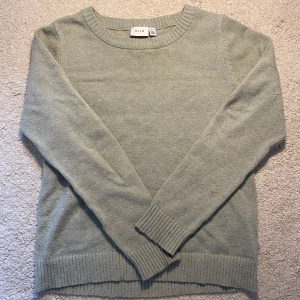 Vila Tröja - Säljer en ljusgrön stickad tröja från VILA i storlek XS. Är lite nopprig på vissa ställen därav priset. Kom privat för fler frågor 💕