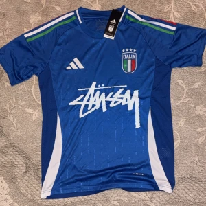Italien fotbollströja Adidas x Stussy - Helt ny aldrig använd