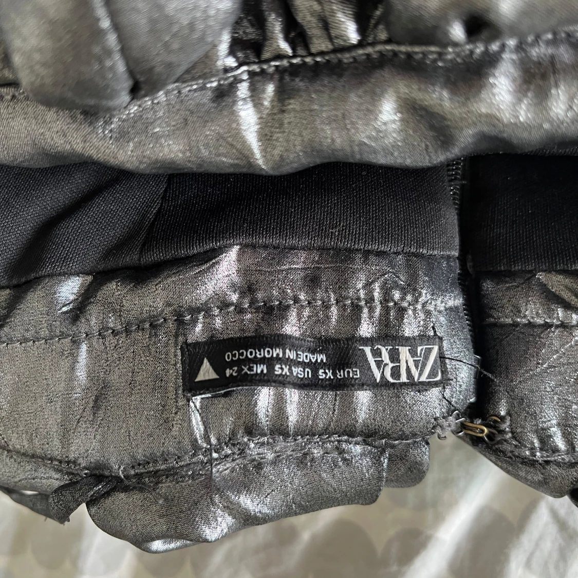 Svart silvrig klänning med volang från Zara - 2