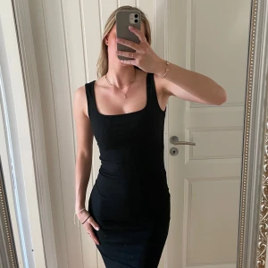 Svart ribbad klänning - Säljer denna svarta, tighta ribbad klänning då den inte kommer till användning. Den är knappt använd och därmed i fint skick! Perfekt på sommaren! Skriv för frågor eller fler bilder 💖