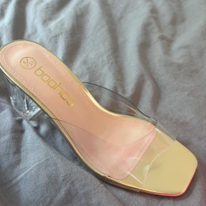 Transparenta klackskor  - Brand new high heels, never worn – super pretty! I bought several different pairs about two months ago and decided to keep a different one. The return period expired, so I’m selling these. Bought for 267 SEK, currently listed on Boohoo’s website for 243 SEK – I’m selling them for 99 SEK.   Helt oanvända klackskor, superfina, köpte flera olika för cirka 2 månader sen och behöll ett annat par. Tiden för retur gick ut och därför säljer jag dessa skor. Köpta för 267 kr, säljs för 99 kr