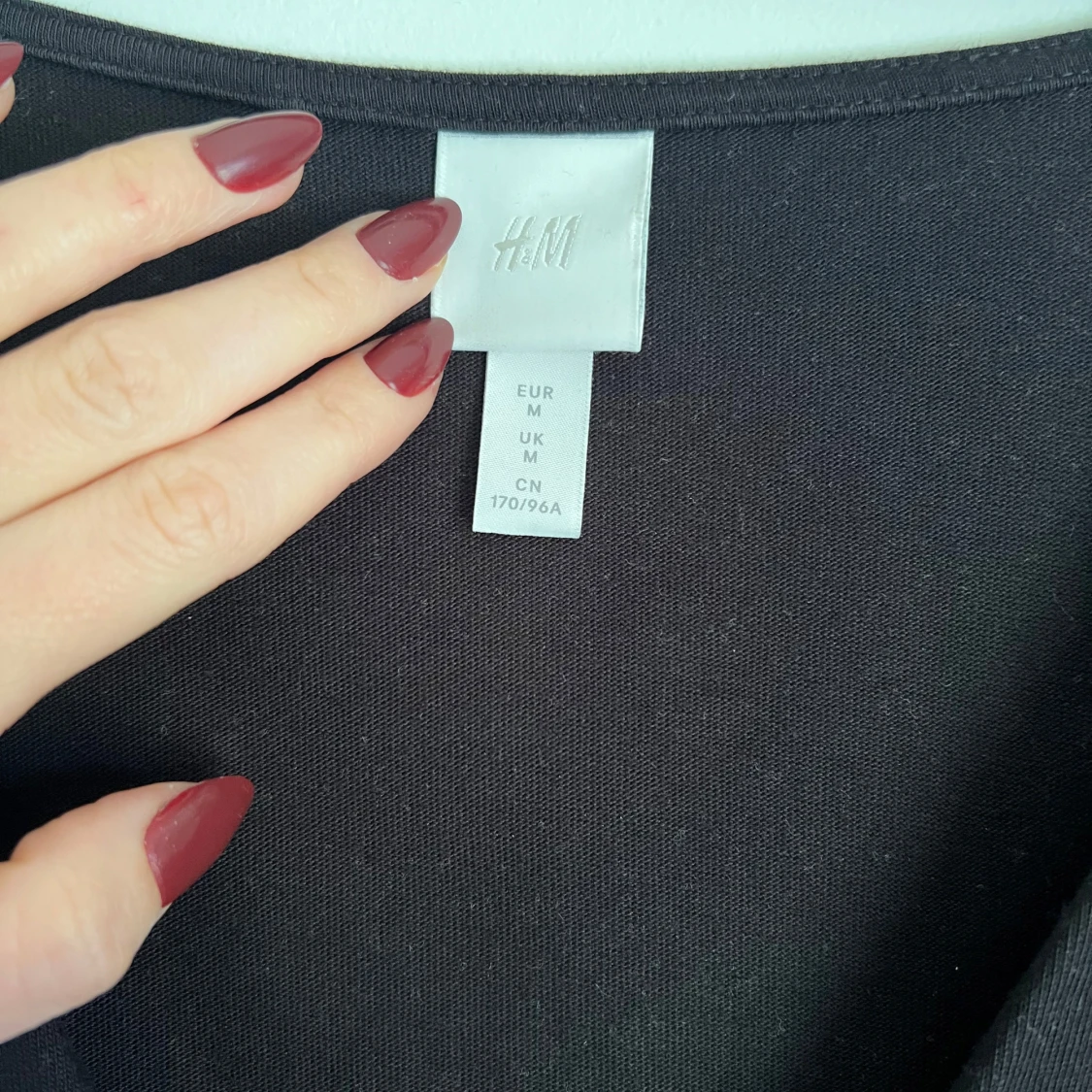 Svart klänning med puffärmar från H&M - 1