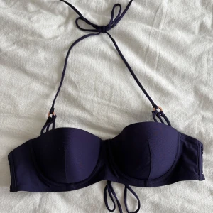 Mörkblå bikiniöverdel från H&M - Säljer en mörkblå bikiniöverdel från H&M storlek 80b:))