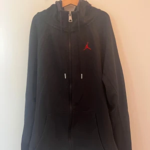 Jordan zip hoodie - Säljer min jordan huvtröja som har blivit för liten för mig! Plagget är i bra skick och i storlek XS men kan eventuellt passa för S också.
