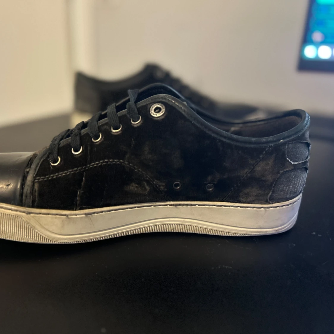 Svarta sneakers i mocka med snörning - 4