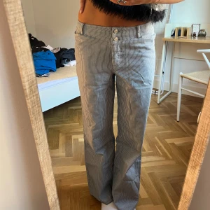Randiga baggy jeans - Sjukt snygga randiga byxor som är low waist perfekt till sommaren. Jag är 171 och brukar ha 36/38