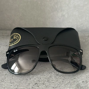 Boyfriends Ray-Ban - Solglasögon från Ray-Ban  🕶️ | Modell: Boyfriends | Snygg och tidlös design ☀️ | Originalfodral tillkommer | Nypris: 1200 | Mitt pris 399 | Köparen betalar för frakt 📦 | 