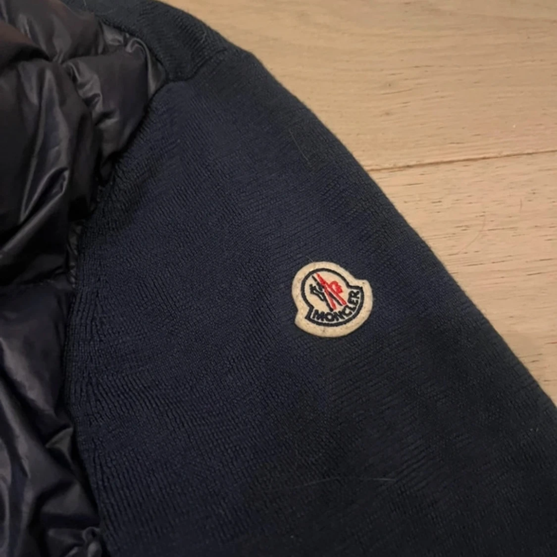Mörkblå cardigan från Moncler med stickade ärmar - 1