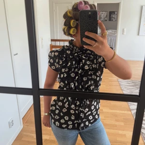 Volang blus - Säljer denna blus med fina volanger🌺