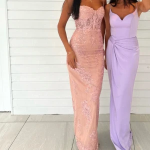 Ljusrosa långklänning med spetsdetaljer från Dressroom - ljusrosa jättevacker balklänning i storlek 36,5😍 Sjukt fin passform, perfekt för bal eller bröllop! Aldrig använt, köpt för knappt en månad sen för 4000kr, Säljer endast för jag hittat en annan! (Första två bilderna är från deras insta)