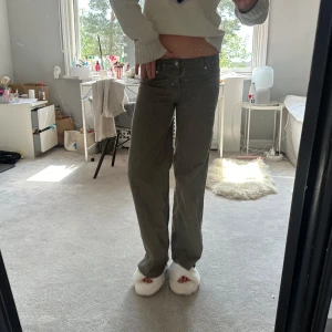 Olivgröna raka byxor - Säljer ett par as coola jeans från h&m!