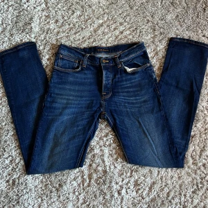 Nudie Dude Dan - Säljer dessa snygga Nudie jeansen i modellen Dude Dan. Jeansen är i storlek W31 L34. Bara att skriva över frågor och funderingar.