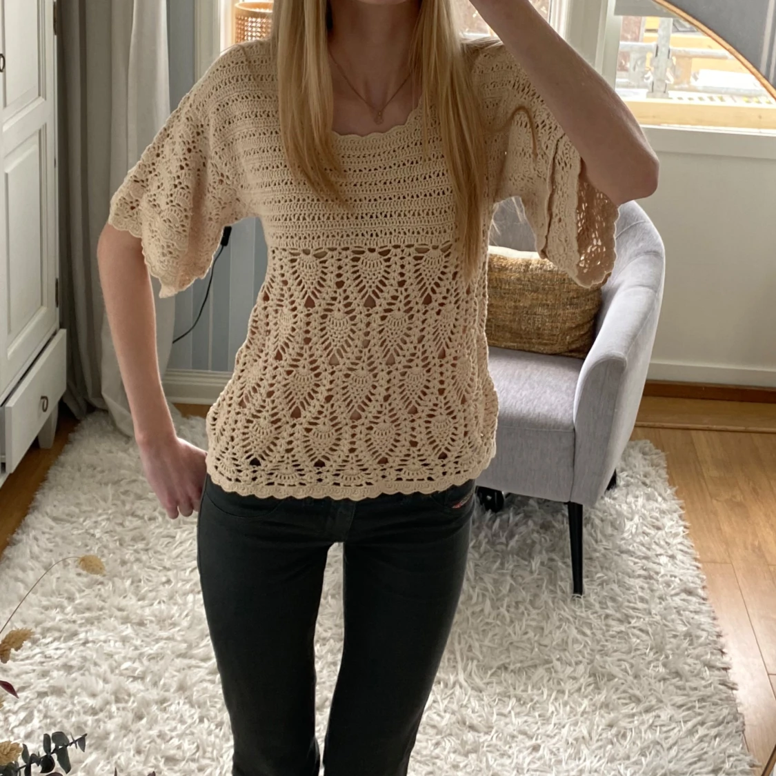 Beige virkad topp med volangärm - 2