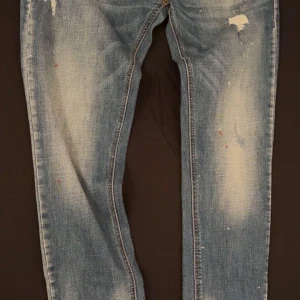 Blå slitna jeansbyxor -  Alessandro zavetti jeans, nypris 1200kr, säljs för 300kr. 32x32 