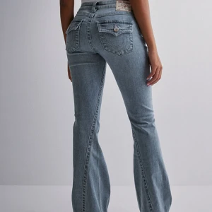 True Religion - Säljer ett par snygga ljusblå lågmidja bootcut jeans från True Religion. Passar mig som S. Perfekt skick, endast testad. Köpte från Nelly. 🤍🩵