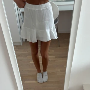 Volangkjol - Vit volangkjol från nakd🤍