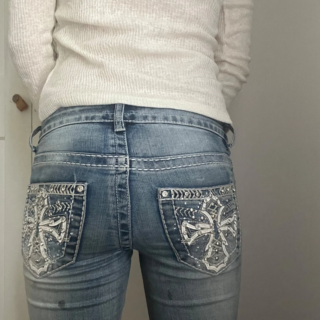 Lågmidjade blå jeans med broderade bakfickor - 1
