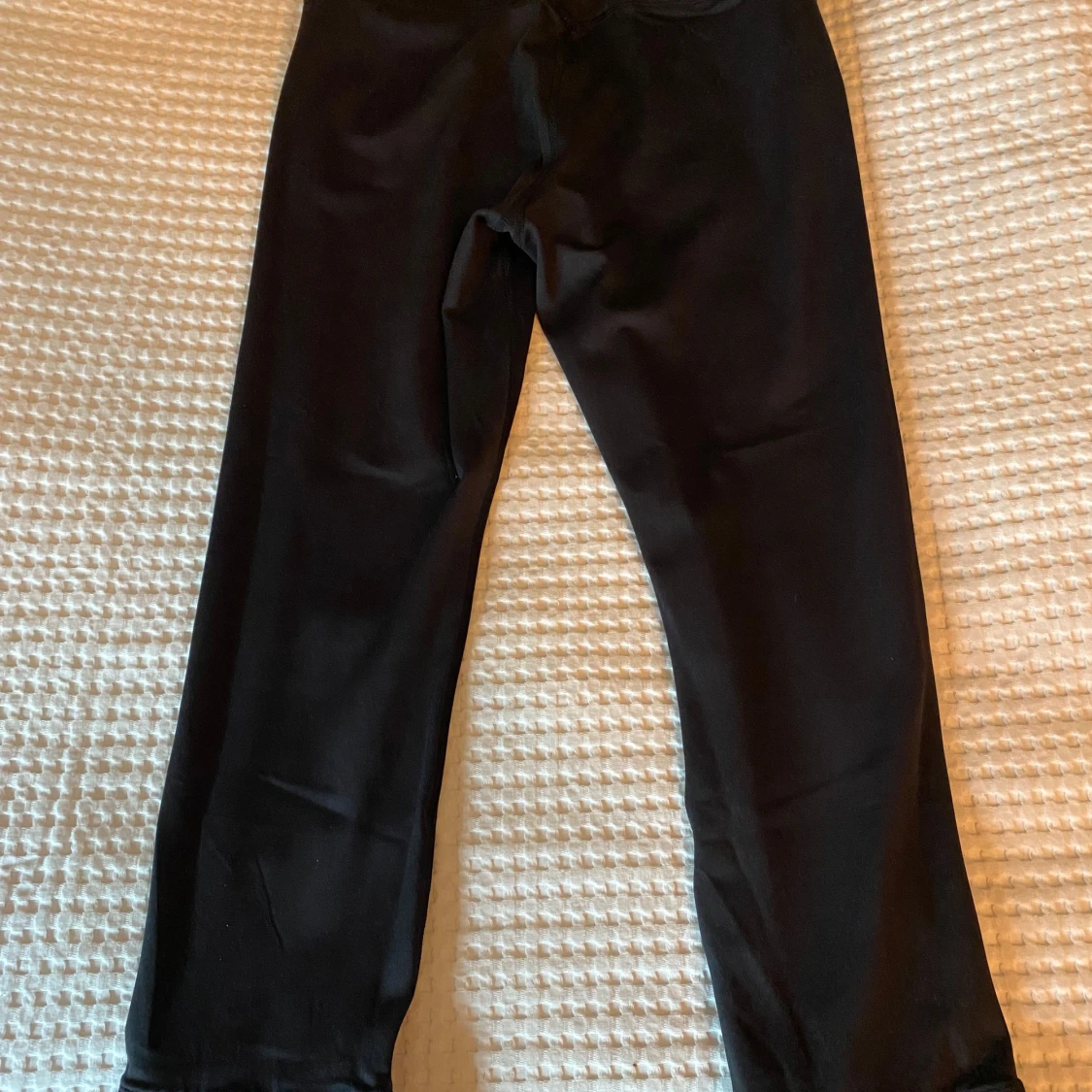 Svarta leggings med volang - 1