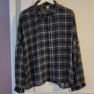Svartvit rutig skjorta från H&M! - Säljer en svartvit rutig skjorta från H&M. Materialet är tunt och lätt. Passformen är lite oversized.