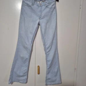 Lågmidjade utsvängda jeans - Brs skick, säljer gör att de är för korta 