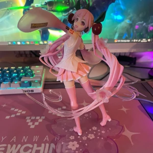 Miku Sakura figur - Inte bootleg! Kan mötas i vissa områden i Skåne annars så står köparen för frakten💪❤️