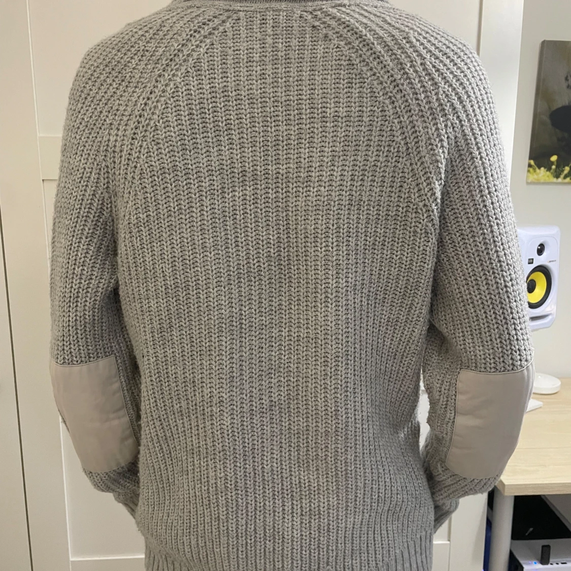 Ljusgrå stickad kofta från Divided - 1