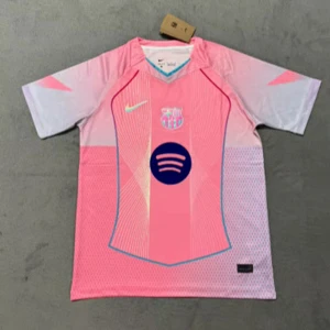 FC Barcelona rosa fotbollströja Nike - Säljer en rosa FC Barcelona fotbollströja från Nike med klubbmärke och sponsortryck på bröstet. Tröjan har korta ärmar och sportig design med blå detaljer och meshpaneler för extra ventilation.