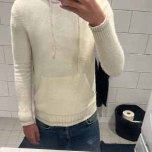 Paul Taylor ull hoddie 🇮🇹  - Säljer en vit creme stickat ull hoddie från Italianska Paul Taylor nypris 1800 mitt pris 899 as bra skick