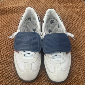 Adidas samba lt - Säljer ett par vita Adidas samba lt i as bra skick nypris 1400 mitt pris 399 storlek 39,5 passar 40