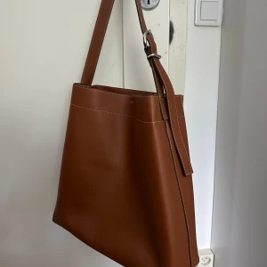 Väska från mango - Praktisk och rymlig väska från mango. Använd men fint skick utöver lite skavda hörn i botten på väskan! Nypris 500kr💕