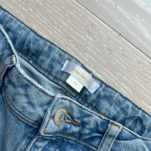 Ljusblå bootcut jeans från Gina Tricot - Säljer ett par ljusblå jeans från Gina Tricot. Storlek 146