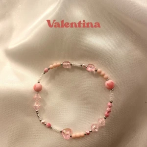 Valentina bracelet - Sött elastiskt armband med rosa och ljusrosa pärlor, silverfärgade detaljer och hjärtformade pärlor.