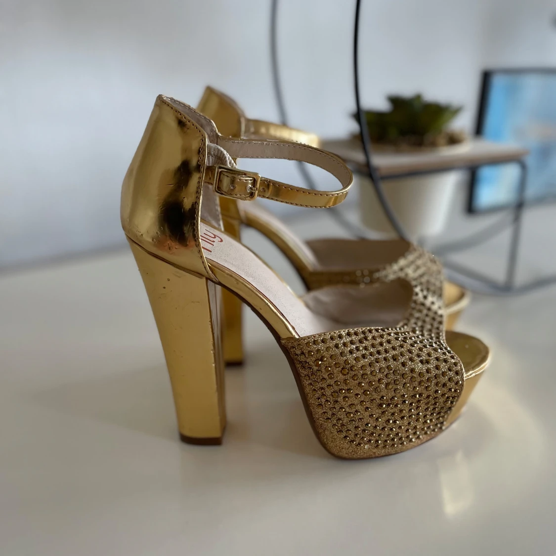 Guldiga klackskor med paljetter