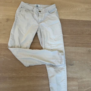 Beige byxor från Hampton Republic - Säljer ett par klassiska beige byxor från Hampton Republic. De har fem fickor, normal passform och stängs med dragkedja och knapp. Perfekta till vardags och enkla att matcha med olika stilar.