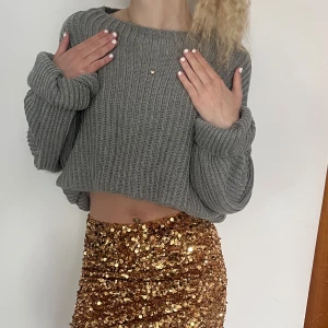 Grå ribbad stickad oversized tröja storlek S men funkar för M  - Säljer en grå, ribbad och stickad tröja med långa ärmar, ballong armar. Tröjan har en avslappnad passform och är perfekt för lager-på-lager-stil. Enkel och stilren design utan synliga loggor. Man kan ha den lite oversized elr vika upp den i tex bhn så passar perfekt till olika tillfällen!  