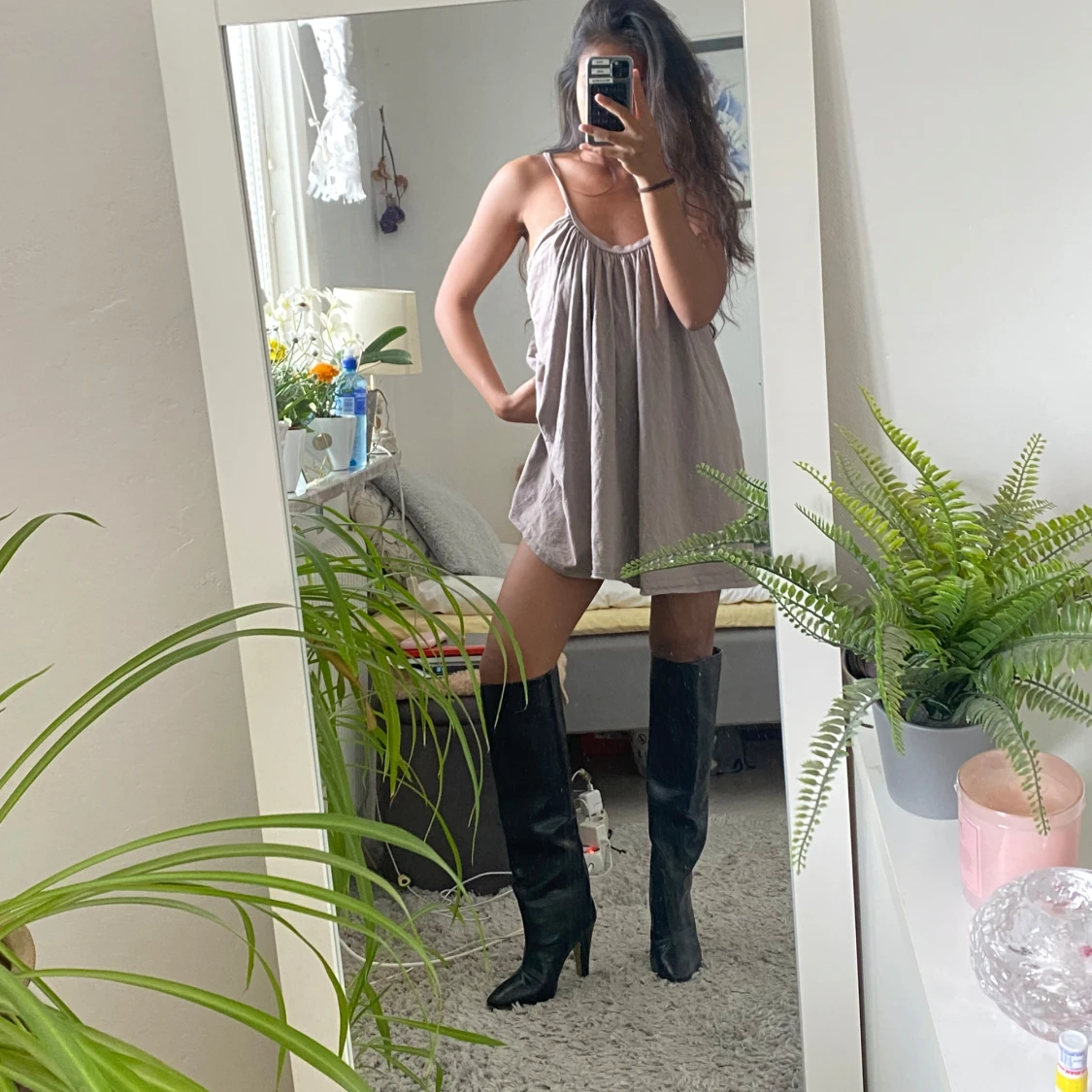 Svarta stövlar med klack och krokodilpräglat mönster - 1