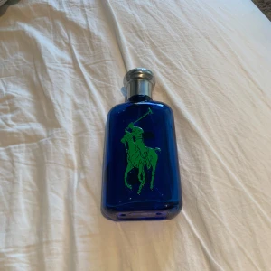 Ralph Lauren Big Pony 1 Eau de Toilette 100ml - Fräsch och sportig herrparfym från Ralph Lauren, Big Pony 1. Flaskan är blå med en grön polospelare och en stor gul etta. Kommer i originalförpackning, 100 ml eau de toilette spray. 40 ml kvar. 