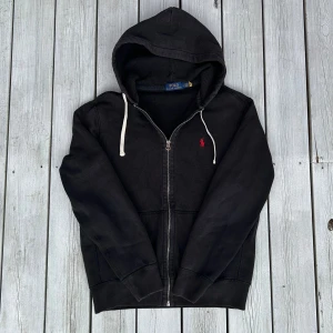 Ralph Lauren hoodie  - Säljer denna feta svarta Ralph Lauren hoodien med rött märke, storlek M passar runt 178-187cm väldigt bra skick, ända defekten är på bild 5 går nog att få bort, nypris ca 2200kr, pris går att diskutera vid snabba affär 