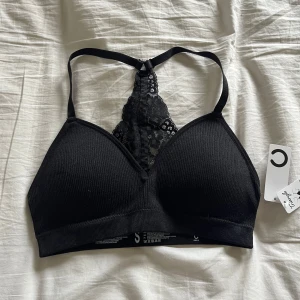 BH topp - En BH topp från Cubus i storlek S. Toppen har vadderade kupor och en bottarrygg i spets. Oanvänd med prislappen kvar och säljer just pga det. Pris är diskuterbart  Hör av dig vid frågor